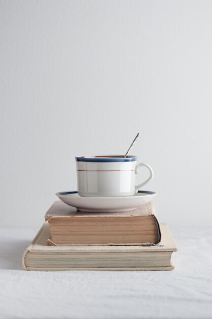 Książka kucharska i filiżanka herbaty