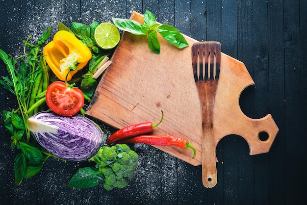 Skomponowane składniki na desce do krojenia